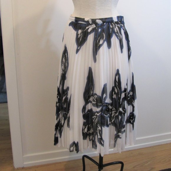 Banana Republic White & Blue Floral Pleated Chiffon Midi Skirt, Size P8 - Picture 7 of 9